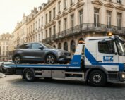 Camion de remorquage voiture LEZ Bruxelles transportant un SUV gris en ville.