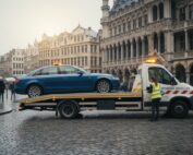 Dépannage voiture à Bruxelles le dimanche : remorquage d'une berline bleue.