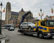 Dépanneuse jaune en action illustrant le tarif remorquage voiture belgique en ville.