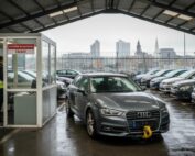 Fourrière de Bruxelles avec une Audi grise sabotée devant la caisse