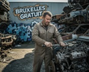 Épaviste professionnel démontant un moteur dans une casse automobile à Bruxelles